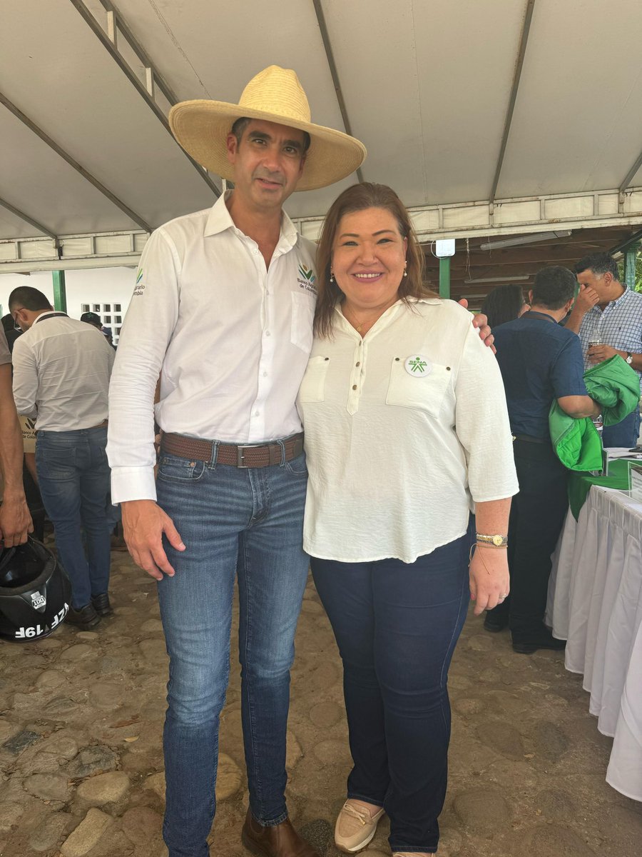 Amgasca's tweet photo. Hoy en el #SENA La Angostura recibimos la visita del presidente del @BancoAgrario, Hernando Chica Zuccardi, jornada en la que se socializa con los aprendices las diferentes  iniciativas que tiene la entidad para apoyar los proyectos productivos de los jóvenes rurales 👏👏 https://t.co/XWVQucxQrA