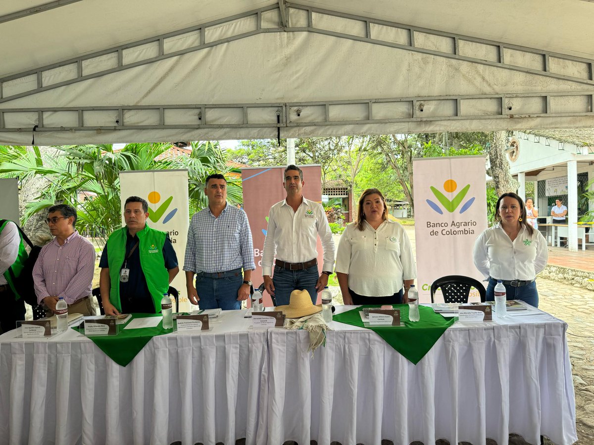 Amgasca's tweet photo. Hoy en el #SENA La Angostura recibimos la visita del presidente del @BancoAgrario, Hernando Chica Zuccardi, jornada en la que se socializa con los aprendices las diferentes  iniciativas que tiene la entidad para apoyar los proyectos productivos de los jóvenes rurales 👏👏 https://t.co/XWVQucxQrA