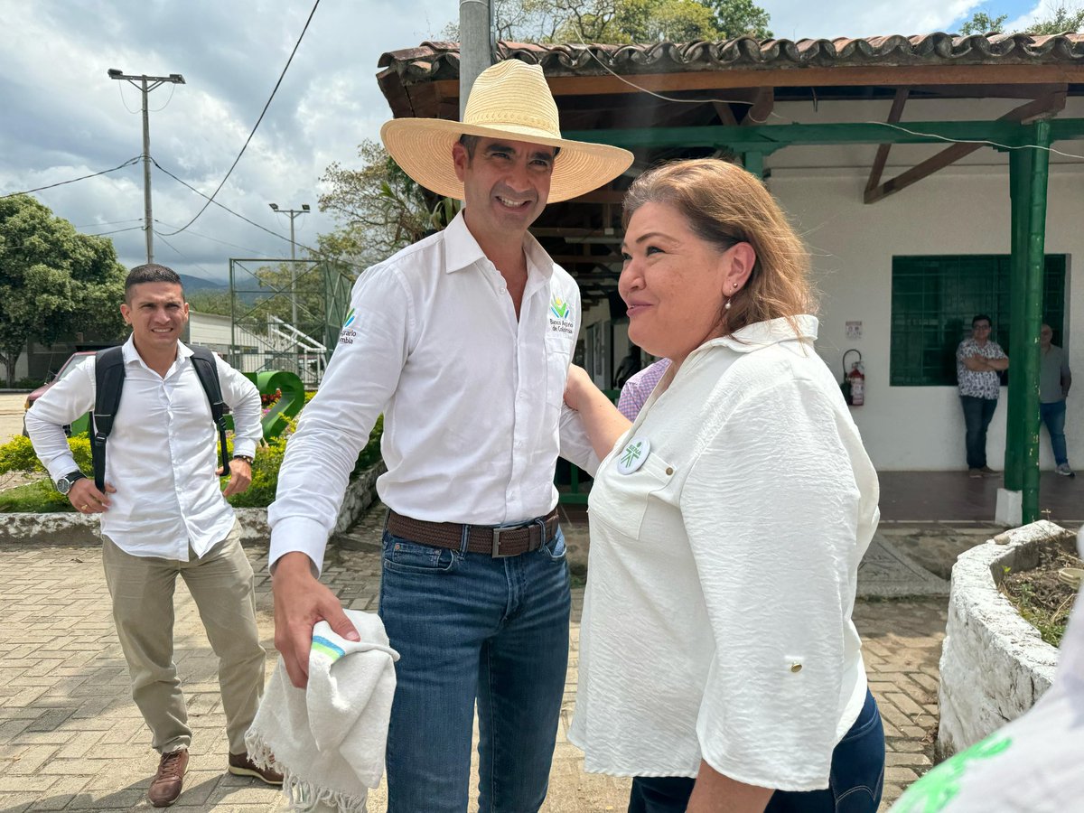 Amgasca's tweet photo. Hoy en el #SENA La Angostura recibimos la visita del presidente del @BancoAgrario, Hernando Chica Zuccardi, jornada en la que se socializa con los aprendices las diferentes  iniciativas que tiene la entidad para apoyar los proyectos productivos de los jóvenes rurales 👏👏 https://t.co/XWVQucxQrA