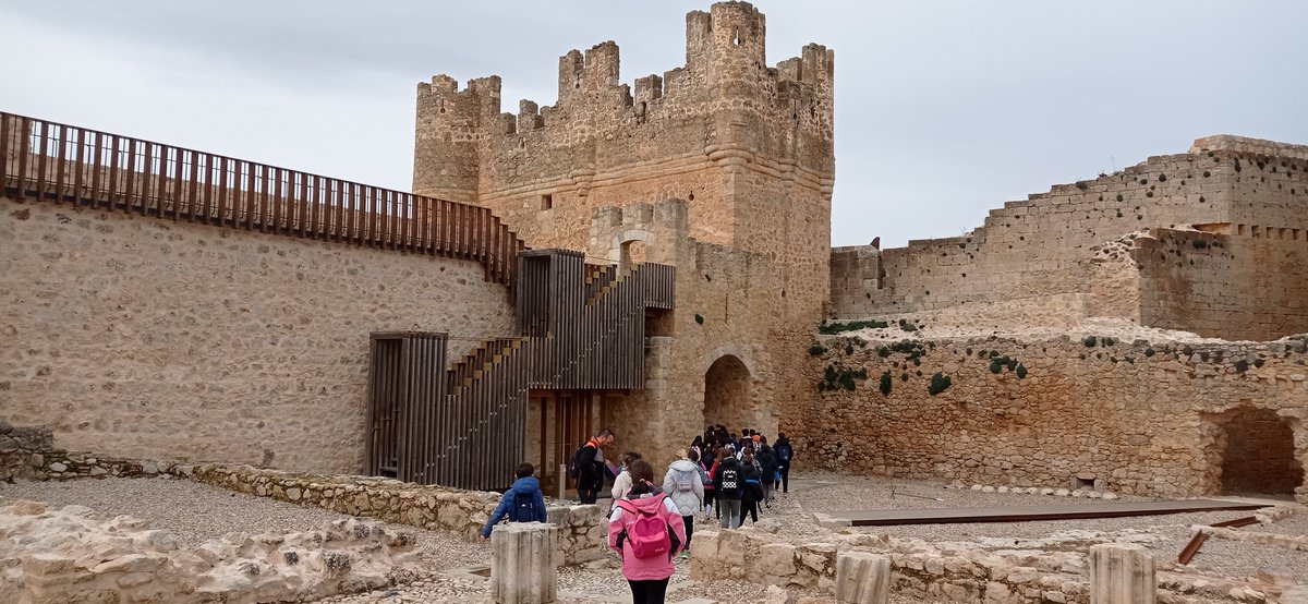 CrieBerlanga's tweet photo. Mañana de aprendizaje por Berlanga de Duero, donde el alumnado del @CeipSanFran y #VioletaMonreal han recorrido sus calles visitando monumentos como la colegiata, el castillo, el palacio del Condestable, etc.
@CrieBerlanga
@educacyl
@CFIEdeSoria https://t.co/Cm9gUNPgGl