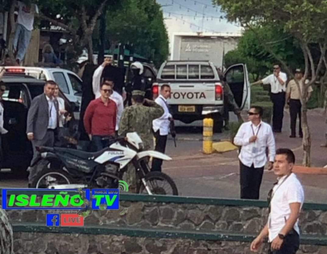 IslenioTv's tweet photo. Presidente @DanielNoboaOk se encuentra en #SantaCruz para asistir a la #Cumbre Iberoamericana Ministerial del Medio Ambiente https://t.co/fItocFZoGQ