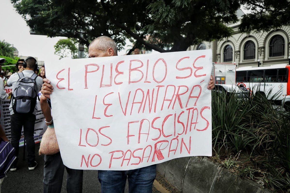 En las calles de Medellín el pueblo defiende la democracia y el voto popular✊🏾❤️🥄

#Marchas #Medellín