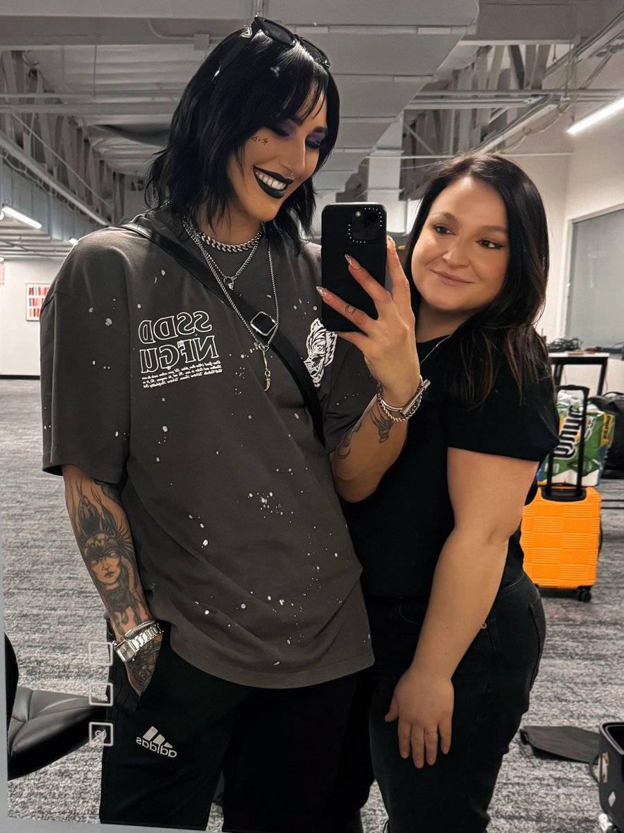RheaRipley_WWE's tweet photo. The make up gremlin behind the iconic cut crease 
🖤 @beautybyjett 🖤 https://t.co/hFWCq1DB2G