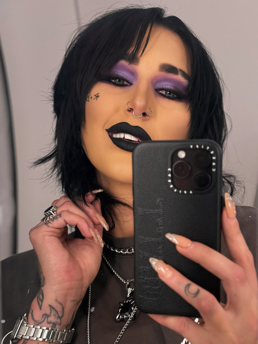 RheaRipley_WWE's tweet photo. The make up gremlin behind the iconic cut crease 
🖤 @beautybyjett 🖤 https://t.co/hFWCq1DB2G