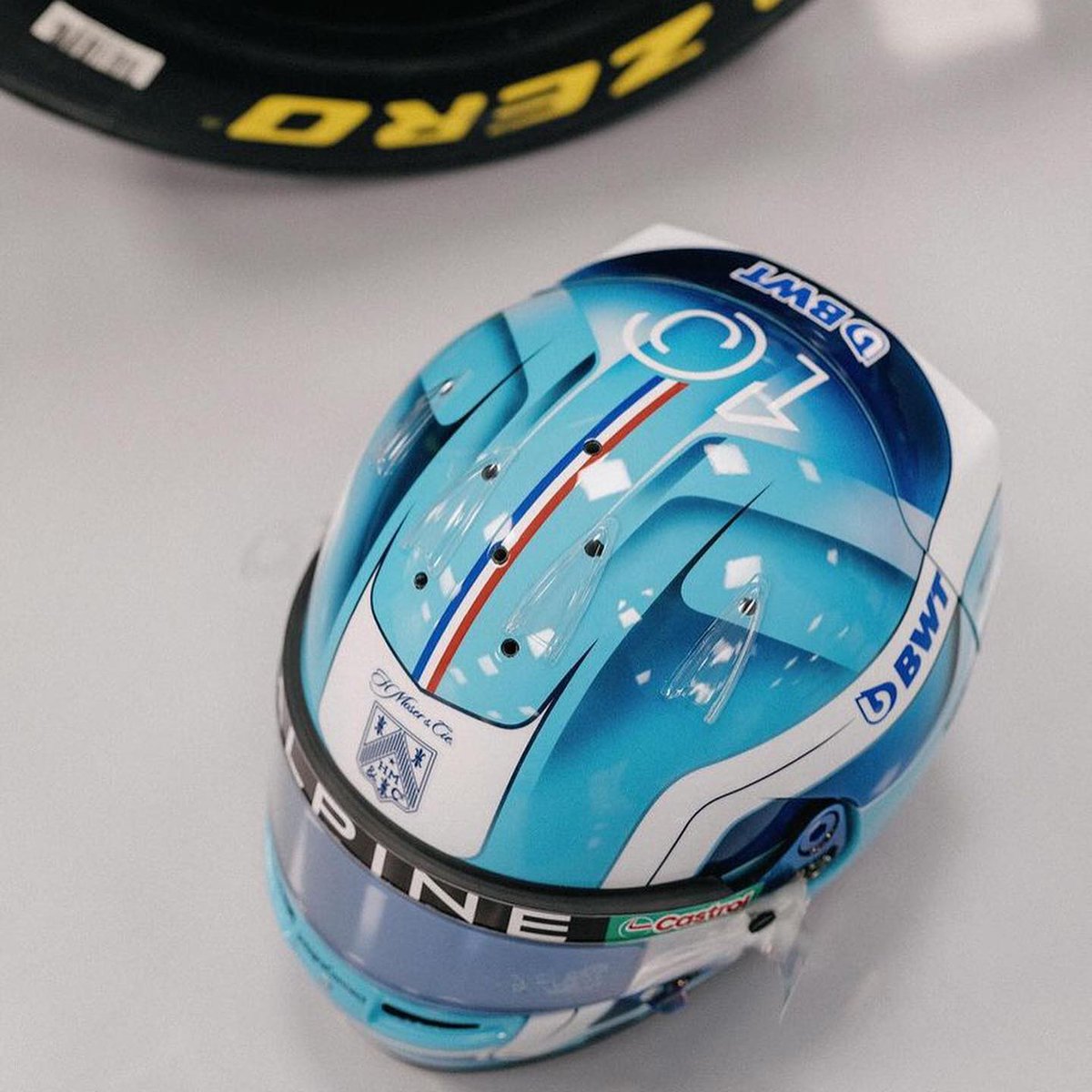 Megane_F1's tweet photo. Par contre le casque de Pierre Gasly est INCROYABLE 🤌🏼🩵

 #Alpine #F1 https://t.co/F9VU27QWVQ