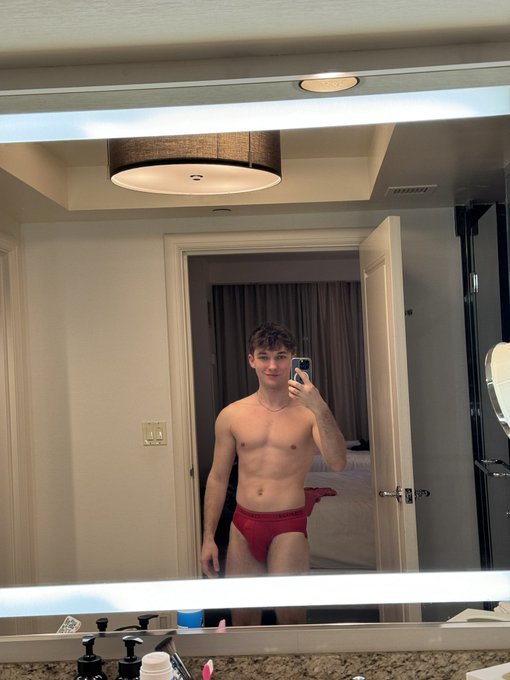 He makes me really wanna top https://t.co/bQcLNp0EIZ
