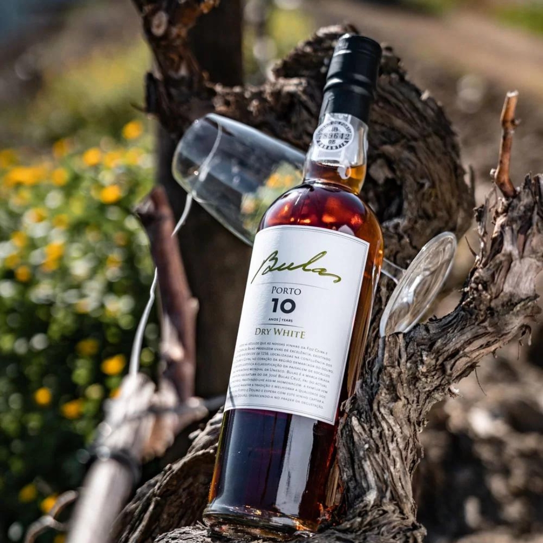 Pvineyards's tweet photo. Aged white Ports, the perfect companion for winter days. Check here our tips: https://t.co/LPcyB1fSwP

#Portugal #wine #portwine https://t.co/DU81TMsnkh