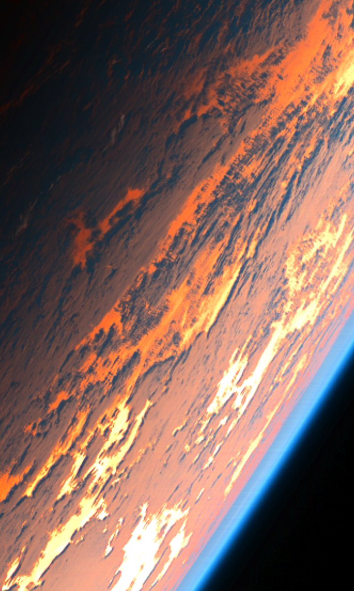 arakencloud's tweet photo. ついさっき宇宙から見た地球の朝焼け空です。 https://t.co/J6OjPYkMk4