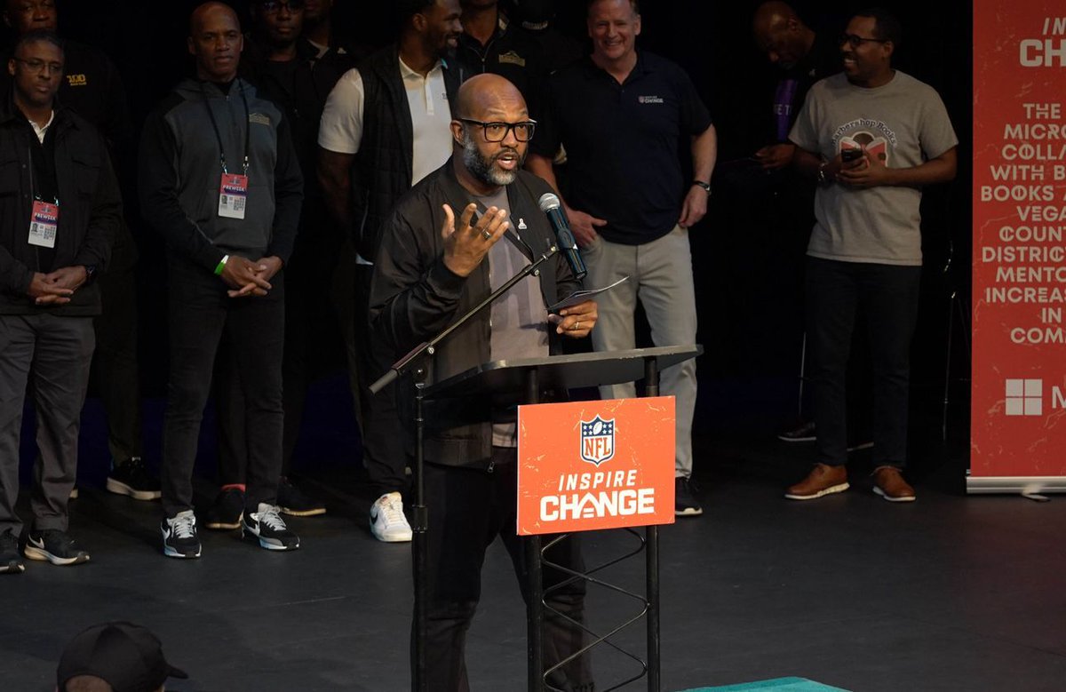 darrellbooker's tweet photo. NFL Inspire Change + Barbershop Books: Its mission, to bring a literacy program to barbershops across Las Vegas and the country! Thanks to Alvin Irby, Founder &amp; Chief Reading Inspirer, the NFL and Las Vegas Clark County Library District, this dream is a reality! #SuperBowlWeek https://t.co/OrNSrfRC81