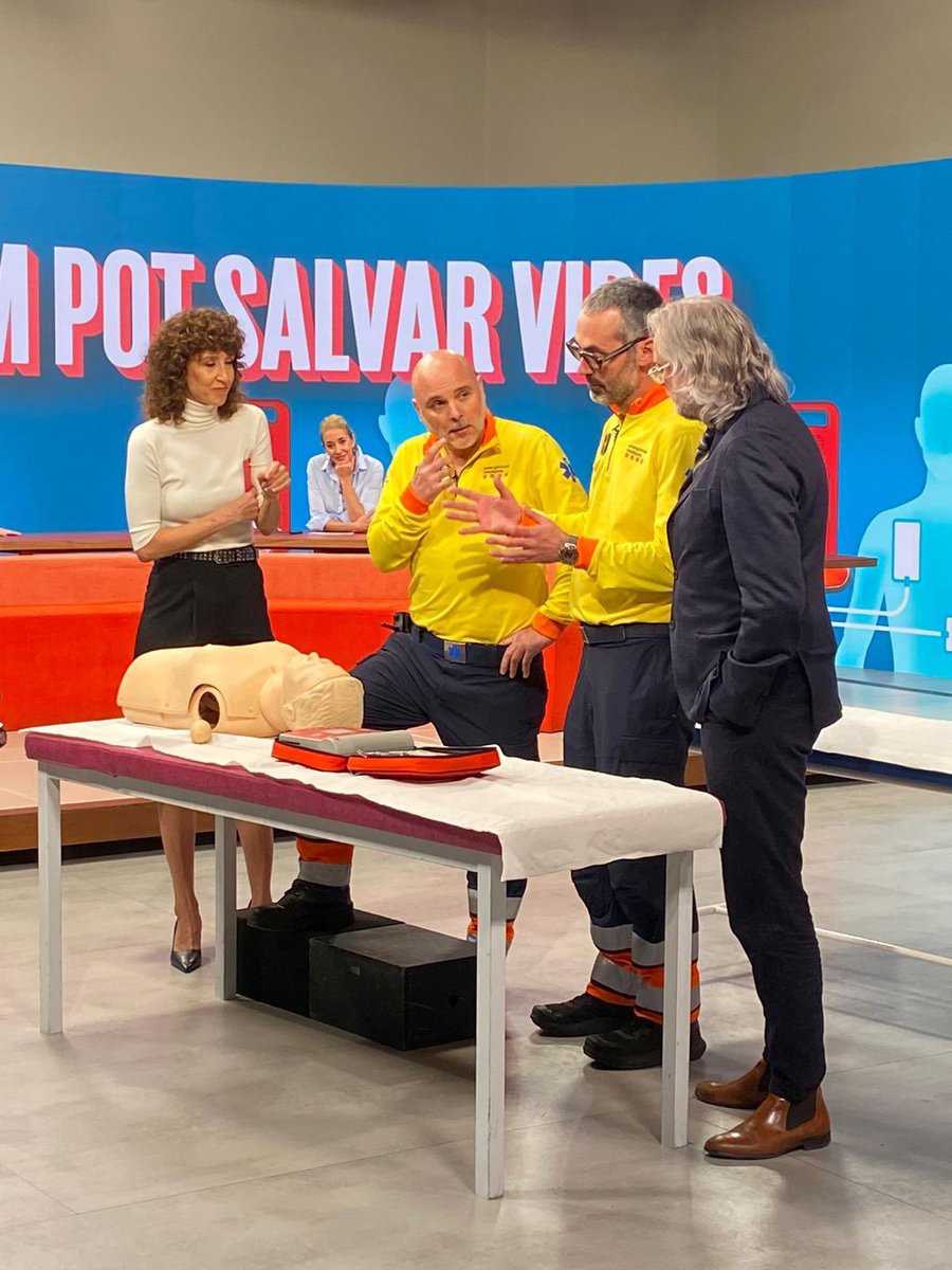 semgencat's tweet photo. #EstàPassant: 📺 Els companys del #SEM Francesc Carmona, metge, i David Collado, TES,  participant al programa @plantabaixatv3, per mostrar com cal aplicar les maniobres de reanimació cardiopulmonar i com fer un ús correcte del desfibril·lador. 
Els primers moments són vitals! 🫶🏽 https://t.co/O85AIMOXLc