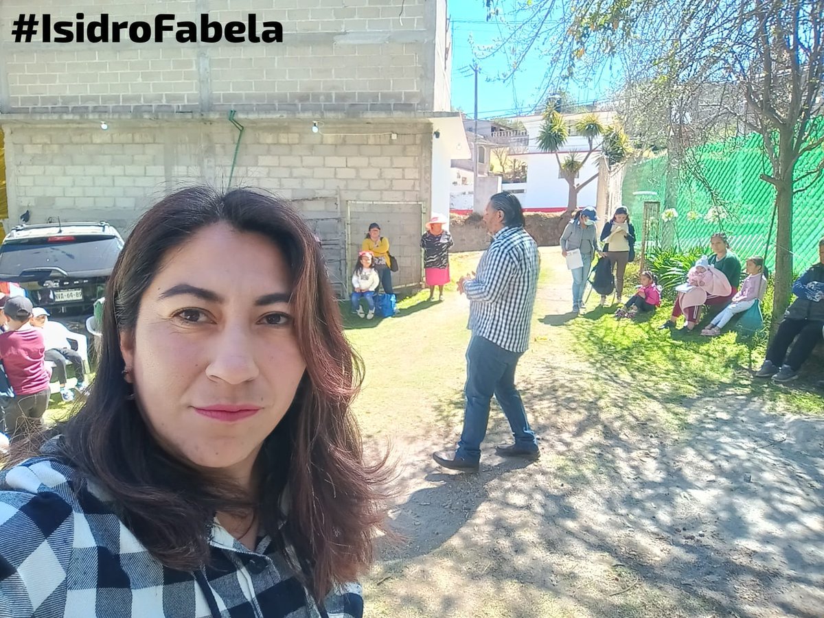 interteban's tweet photo. Un libro es un regalo que puedes abrir una y otra vez.

En #IsidroFabela  @Berenic56545032 y #Lerma @CINTHIASOTOHER no hay edad para la lectura y la fomentamos con nuestr@s amig@s y  vecin@s entregando audiolibros para disfrutar en Familia.

Gracias a Colibrí AC 

Bendecido día https://t.co/Ehe3f7w4jP