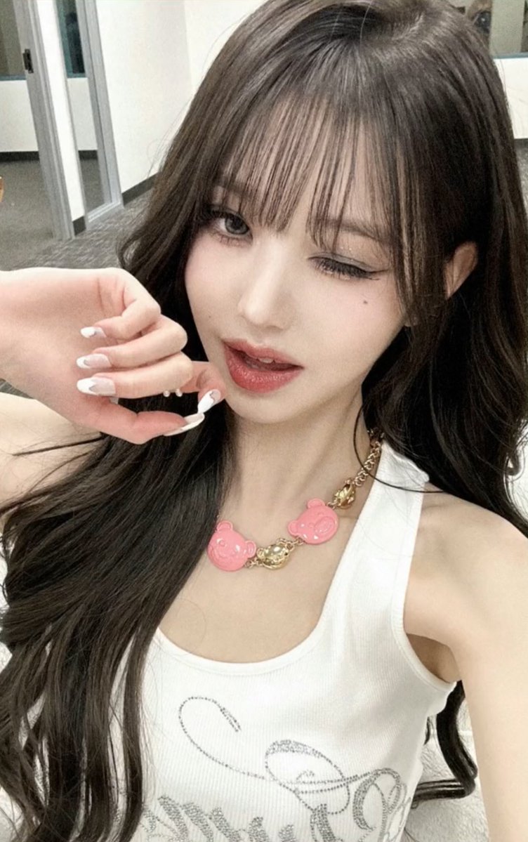 ⠀⠀⠀
           Her presence, a symphony of elegance and poise. Like a gentle breeze, her essence enjoys. ♡
⠀⠀⠀