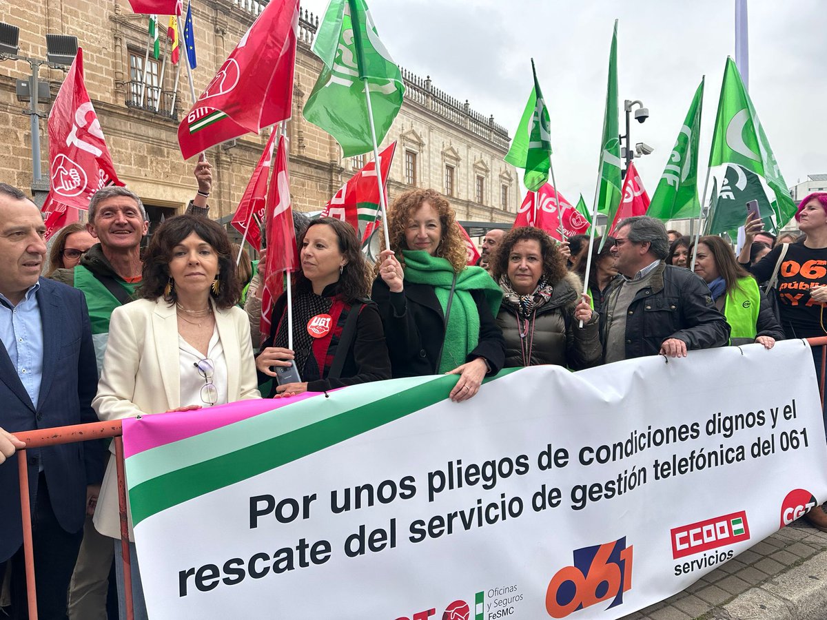 psoedeandalucia's tweet photo. 📢 Acompañamos a trabajadores de la atención telefónica del 061 que reclaman su integración en el SAS. 

Son el primer eslabón en la cadena de supervivencia ante una emergencia.

❌ Moreno Bonilla prometió su integración y, una vez más, no cumple. Sus condiciones de trabajo empeoran.