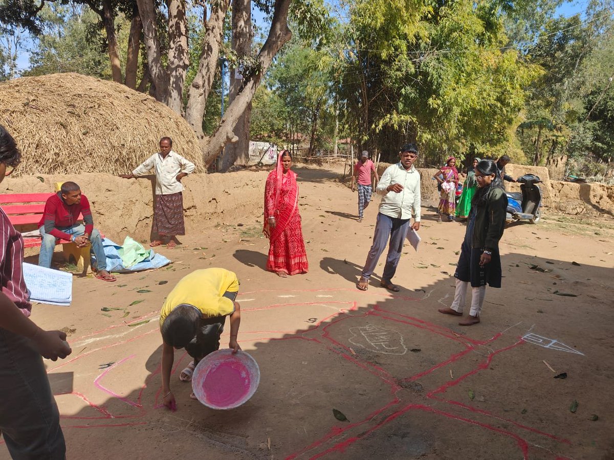mopr_goi's tweet image. In an effort to strategize for the upcoming #GramPanchayatDevelopmentPlan #GPDP (2024-25), local residents in #Pachira Gram Panchayat of #Chhattisgarh's #Surajpur District actively engaged in a Participatory Rural Appraisal #PRA activity focused on fostering a #HealthyPanchayat.