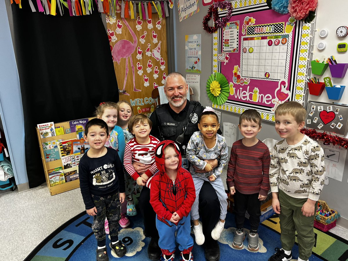 MrsEstill18's tweet photo. Our favorite SRO stopped by on Tuesday to check in and read to my preschoolers. We love guest readers, especially Officer Gillihan! @IndepMoPolice @ISDSchools #TrailblazerTRUE #isdstrong https://t.co/f4Ab1nlOr8