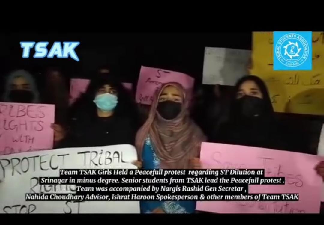 ChoudharyAzha11's tweet photo. Sisters from Kashmir are continuously protesting against the unconstitutional move of granting St status to upper caste .
Bjp will see results in #LokSabhaElections2024 30 Crore Gujjar will #boycottbjp 
#WithdrawJKSTAmendmentBill
@TribalArmy  @MundaArjun  @himmatsinghgur1 https://t.co/D01nTQvt48