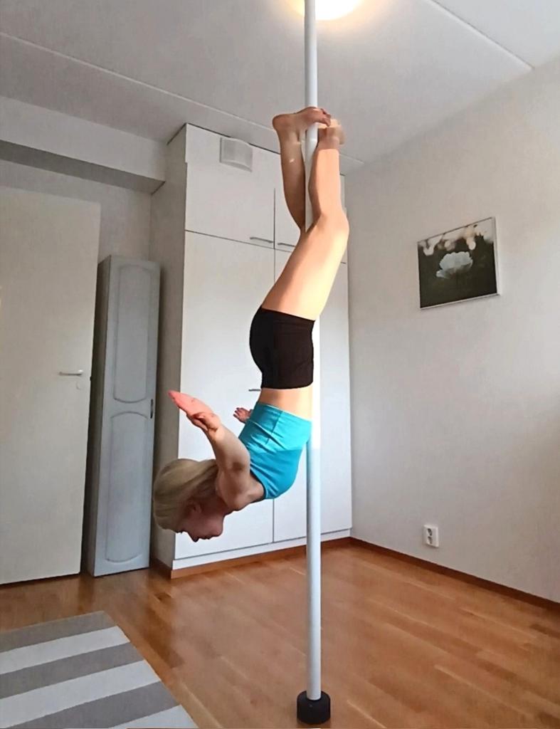 PaulaSaimaalla's tweet image. Tankoharjoittelua kotona. #Tankotanssi