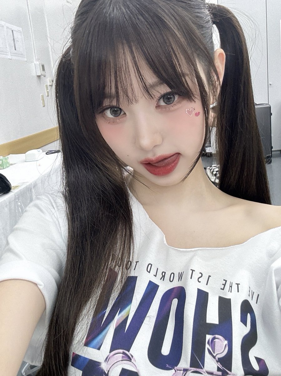 ⠀⠀⠀
           Graceful as a swan gliding upon tranquil waters, she possesses a celestial allure that captivates all who behold her.
⠀⠀⠀