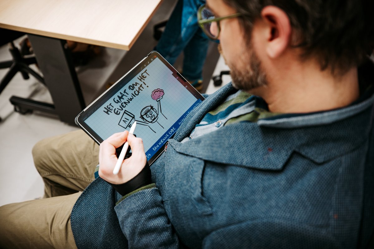 Vandaag ontvingen we in samenwerking met <a href="/FontysJourn/">Fontys Journalistiek</a> in <a href="/Mindlabs2/">MindLabs</a> ruim 200 gasten uit journalistiek Nederland bij het congres ‘Een nieuwe code: ethiek in de journalistiek'. Dank aan alle betrokkenen en aanwezigen voor een inspirerende dag!