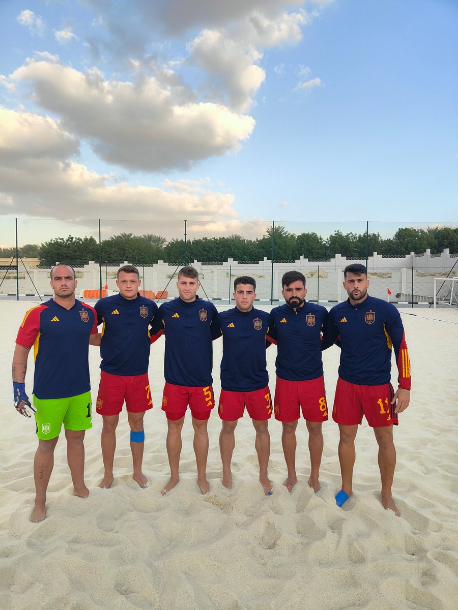 🤩🫴 ¡LOS NUESTROS EN DUBÁI 💪 ¡Listos para disputar el Mundial con la @SEFutbol Playa 🇪🇸! 📸 @ChikyArdil, @davidardil5, @pablitolopzz, @domiacosta2, @jose_oliver_10 y @pedroogarciia30 🗓️ 15/02 🆚 Irán 🇮🇷 | ⏰️ 18h. 🗓️ 17/02 🆚 Tahití 🇵🇫 | ⏰️ 14h. 🗓️ 19/02 🆚 Argentina