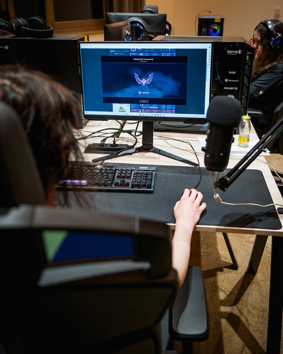 Telekom_zockt's tweet photo. π New year, new Grind! π
Das erste @EsportsPlayerF1 Bootcamp des Jahres ist in vollem Gange. Neben ihren in Game Skills arbeiten die epf Talents im #epfBootcamp bereits seit Anfang der Woche auch gezielt an Aspekten wie kΓΆrperlicher Fitness und Mental Health.
#EQUALESPORTS