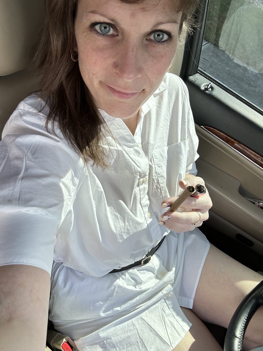 Hey Y’all💚 Celebratory Blunt!🥂🍾🤗You wanna partake with me? 💨💨🤏🏻