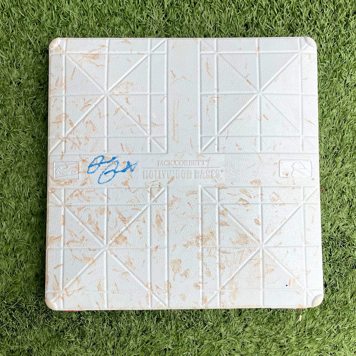 MetsMemorabilia's tweet image. Check out this week’s Amazin’ Memorabilia auction for your chance to own a piece of the game! #Mets #LGM #NYM #CitiField
BID NOW 👉 bit.ly/3K4BfyH
