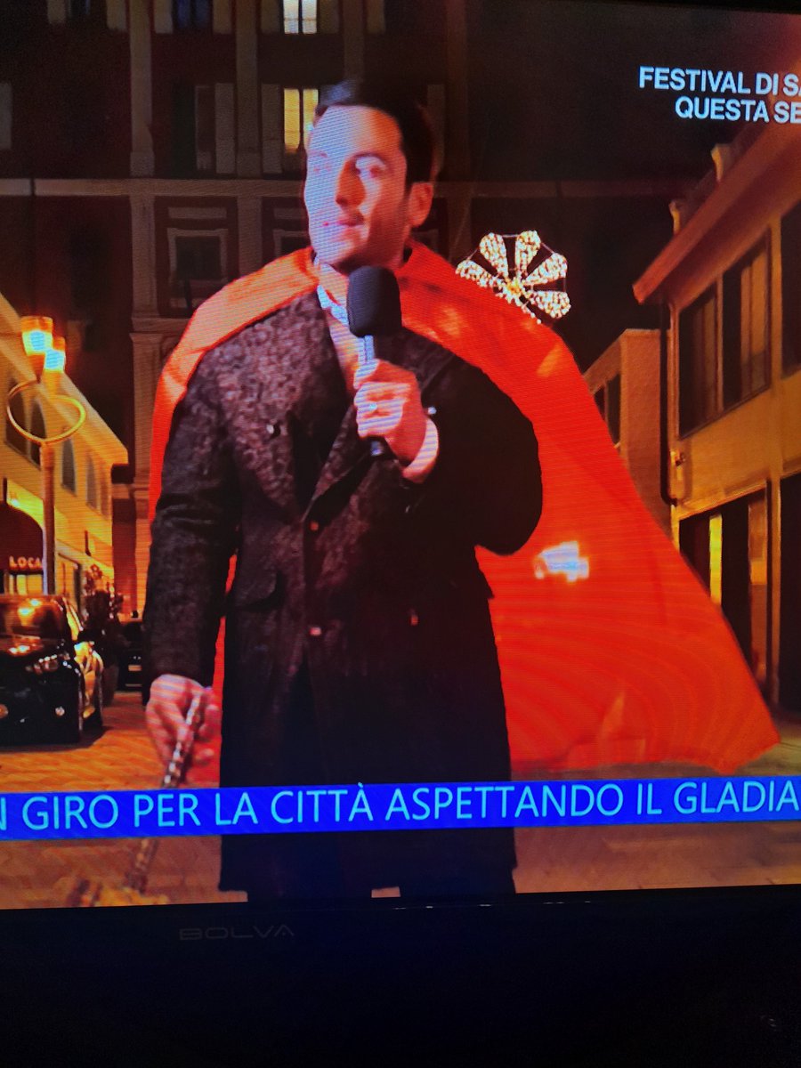 melina196301545's tweet photo. I suoi servizi sempre i più  originali 👏👏👏 #pierpaolopretelli  #prelemi  #lavitaindiretta https://t.co/SYuaksL6h7