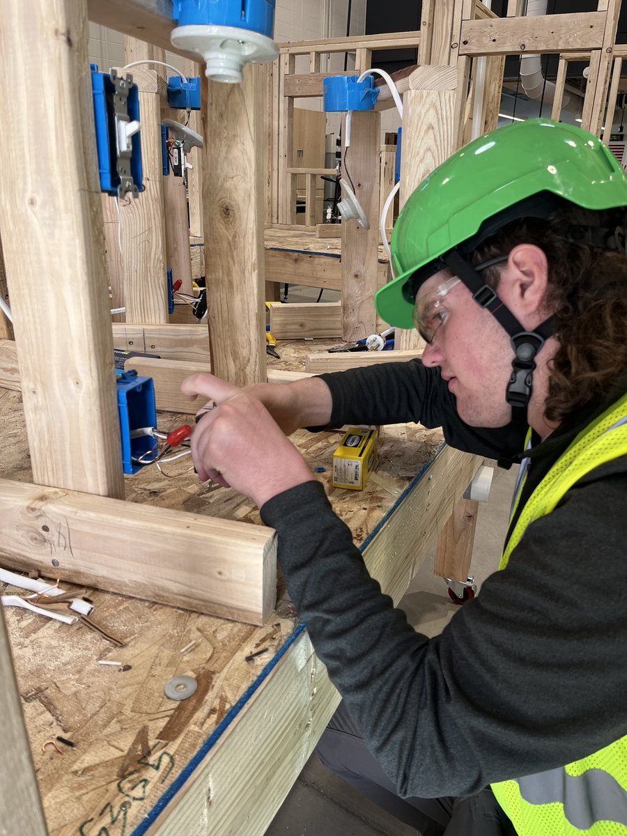 EPICCampusLPS's tweet image. An electrifying day of learning at EPIC. Students in Construction II worked with wiring outlets, light sockets, light switches and problem solve GFCI challenges. You can watch the lights come on as these students are making connections. #itsEPIC #youbelonghere #futureelectrician