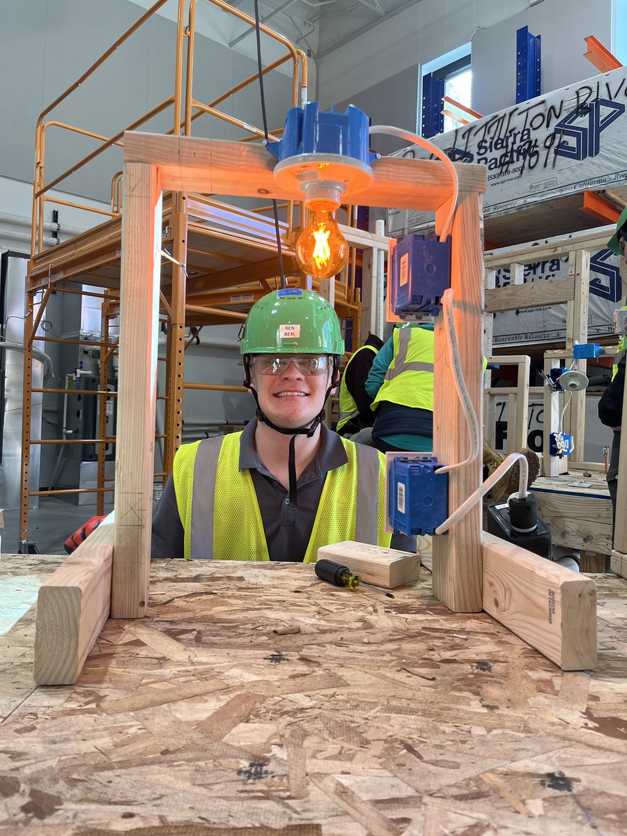 EPICCampusLPS's tweet image. An electrifying day of learning at EPIC. Students in Construction II worked with wiring outlets, light sockets, light switches and problem solve GFCI challenges. You can watch the lights come on as these students are making connections. #itsEPIC #youbelonghere #futureelectrician