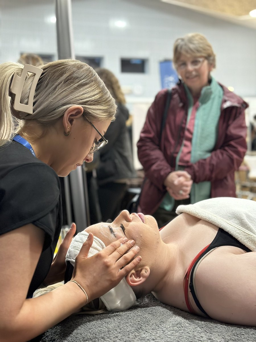 heavenskincare's tweet photo. Facial demonstrations showing everyone just how lovely our facials are ☁️✨ @ShrewsColGroup #beestingfacial https://t.co/dxr1OkZFof