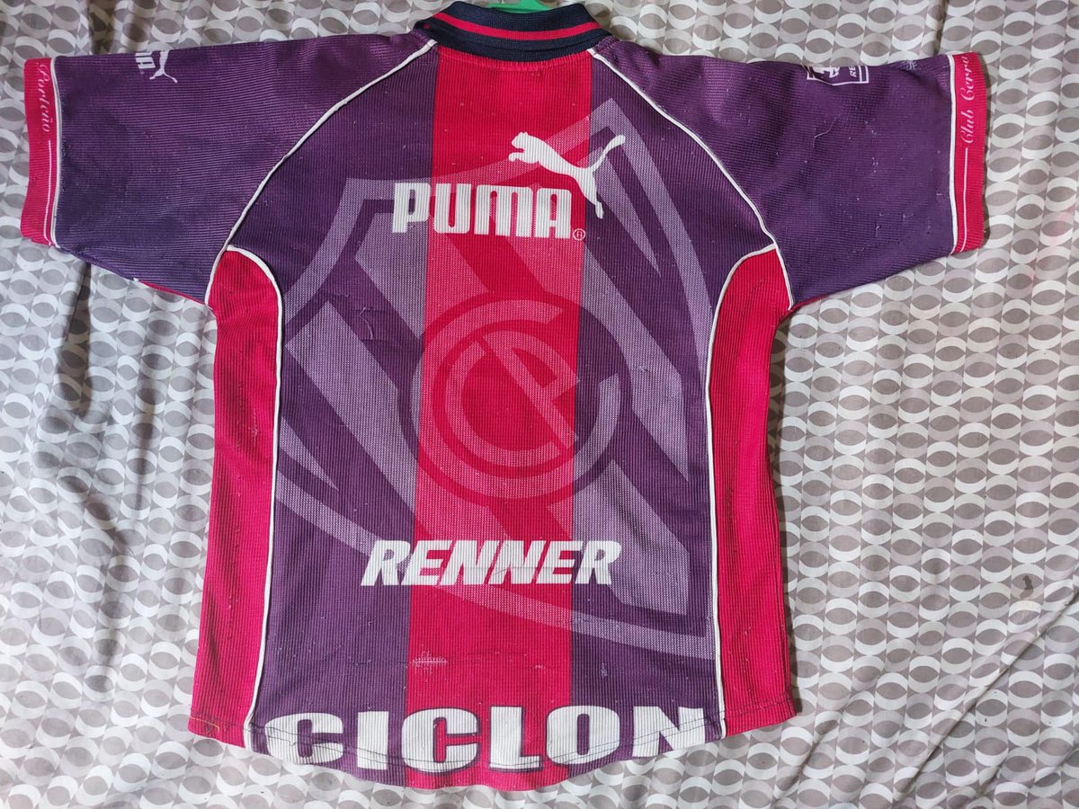 rodri_chaparro's tweet photo. Estoy ayudando a vender esta reliquia Puma 1999, su talle seria un P de hoy día para tener una idea o también como Lady, muy bien conservada.

Me ayudan porfa con un rt para que llegue su nuevo dueño/a!

Precio 300.000 negociable.

Su consulta no molesta, saludos! https://t.co/WdFzBCL7gy
