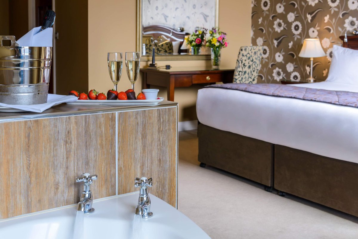 LakeHotel's tweet image. Celebrate Valentine’s with a romantic escape to The Lake Hotel ❤️🥂 For information on our special offers visit lakehotel.com, phone 064 6631035 or email info@lakehotel.com #lakehotelkillarney #lakehotel #romanticescapes #escapetothelake #valentines