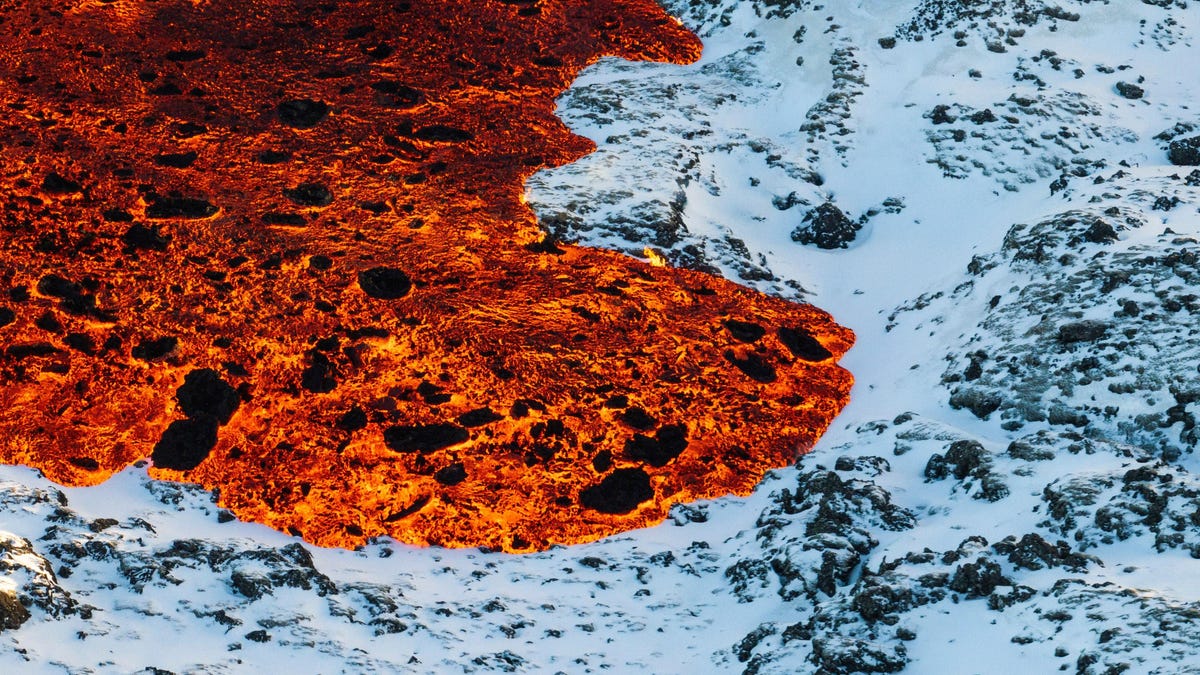 Dramatic Iceland Eruption Photos Show Lava Spreading Across Pristine Snow dlvr.it/T2Tyx2