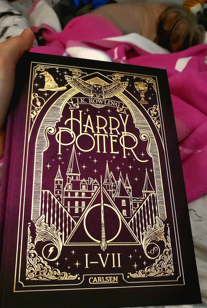 Hazel_McNellis's tweet photo. Currently reading: Band 6 ("Harry Potter und der Halbblutprinz" von J.K.Rowling). #Lesen

Das #Buch ist sauschwer, hat über 3000 hauchdünne Seiten 🤯, aber es ist pure Freude, weil es so wunderschön gestaltet ist! 😍

(Im Hintergrund schläft btw unsere liebe Mia 🥰🐕💕 #TeamWuff) https://t.co/BC8jpxERLO