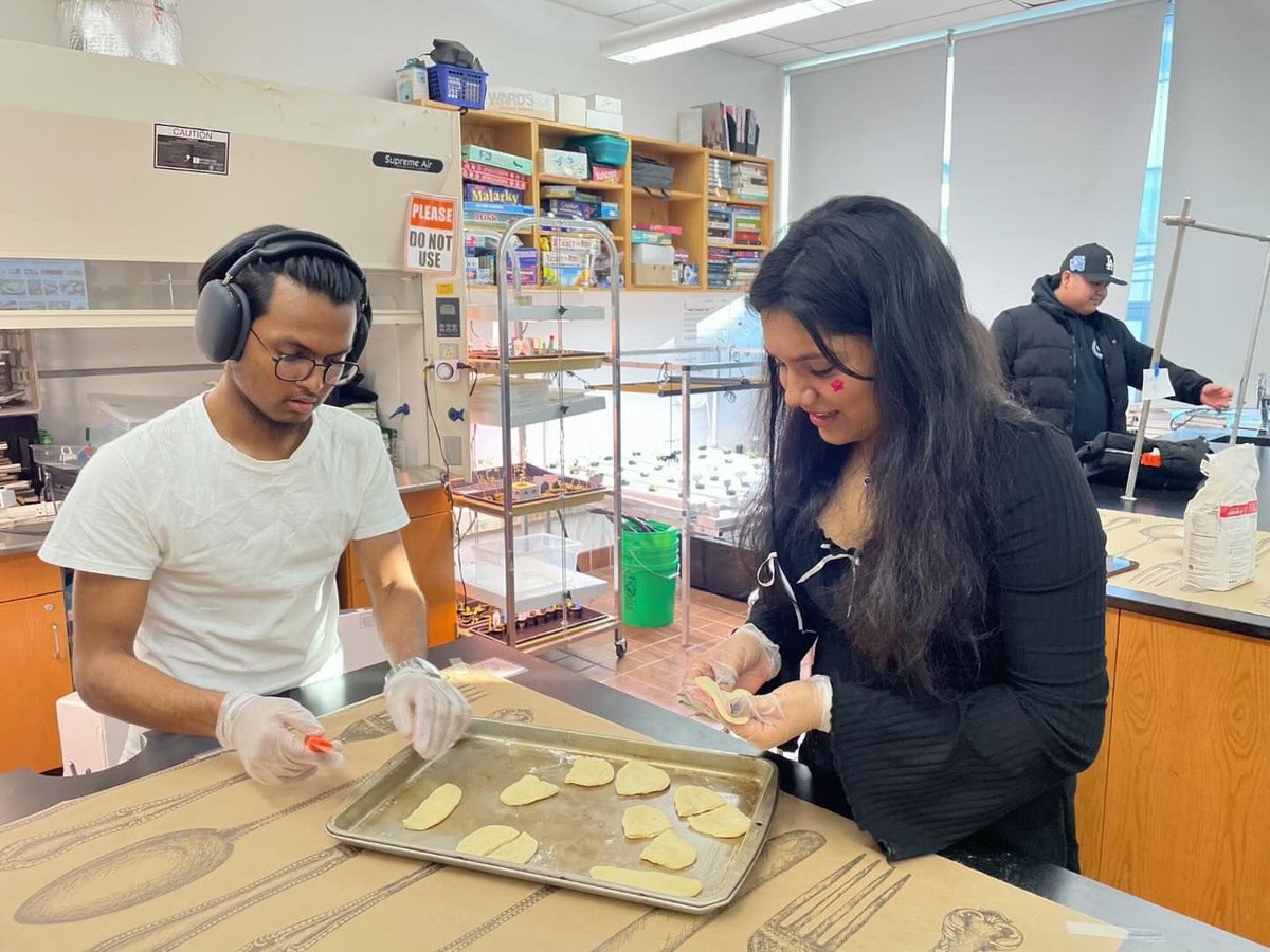 SuptCheng_CIOB's tweet image. Looks like the Baking Club at IHS Laguardia Community College had a blast yesterday! 🧁🎉 #BakingClub #CommunityCollegeLife #BakingFun @IHS_LAGCC @DOEChancellor @NYCSchools