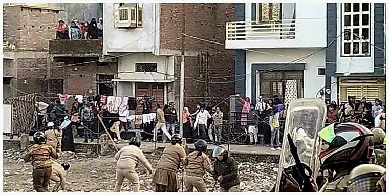 ChandanSharmaG's tweet photo. जिहादियों इसका हिसाब कानूनी तरीके से होगा

दुबारा #Haldwani जैसा करने का सोचोगे भी नहीं, अब पुलिस के नाम से हीं तुम्हारी सात पुश्ते कांपने लगेगी

मुझे कानून और भाजपा सरकार पर पूरा भरोसा है कि सभी पुलिसकर्मियों को न्याय मिलेगा
भारत का बच्चा हल्द्वानी पुलिस के साथ है। https://t.co/Be1NFED4Rh