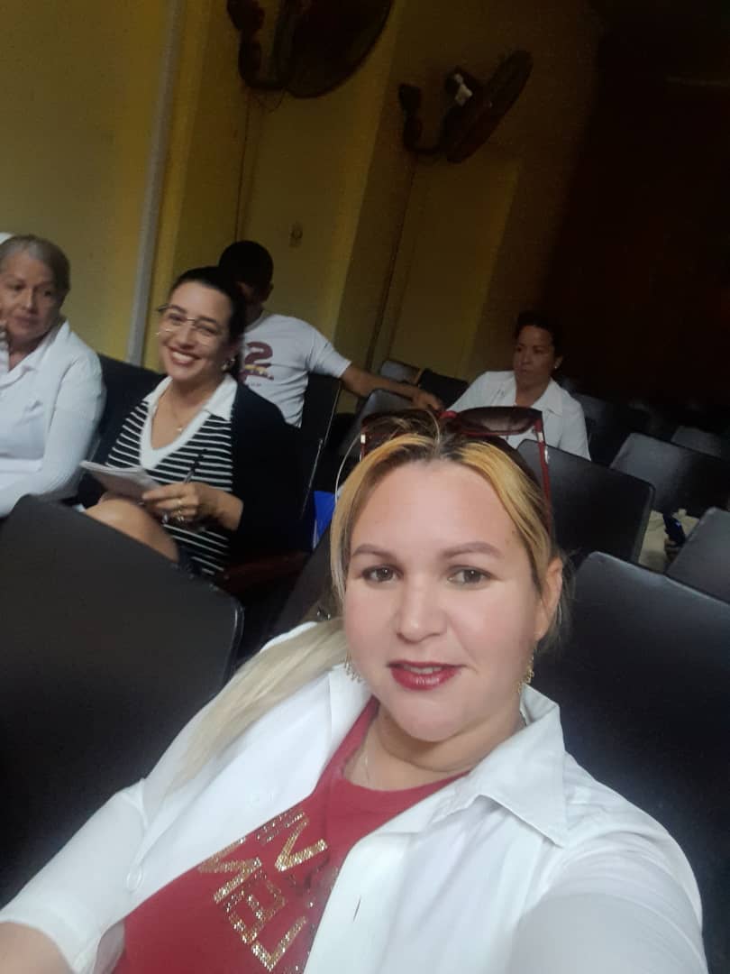 Dirmayari's tweet photo. Desde el salón de la sede del gobierno en #Mayarí videoconferencia del programa de atención  materno-infantil con participación de funcionarios de salud relacionados y la Dra Anika, directora general. #Mayarí #HolguínEsSalud https://t.co/13NZghT0bi