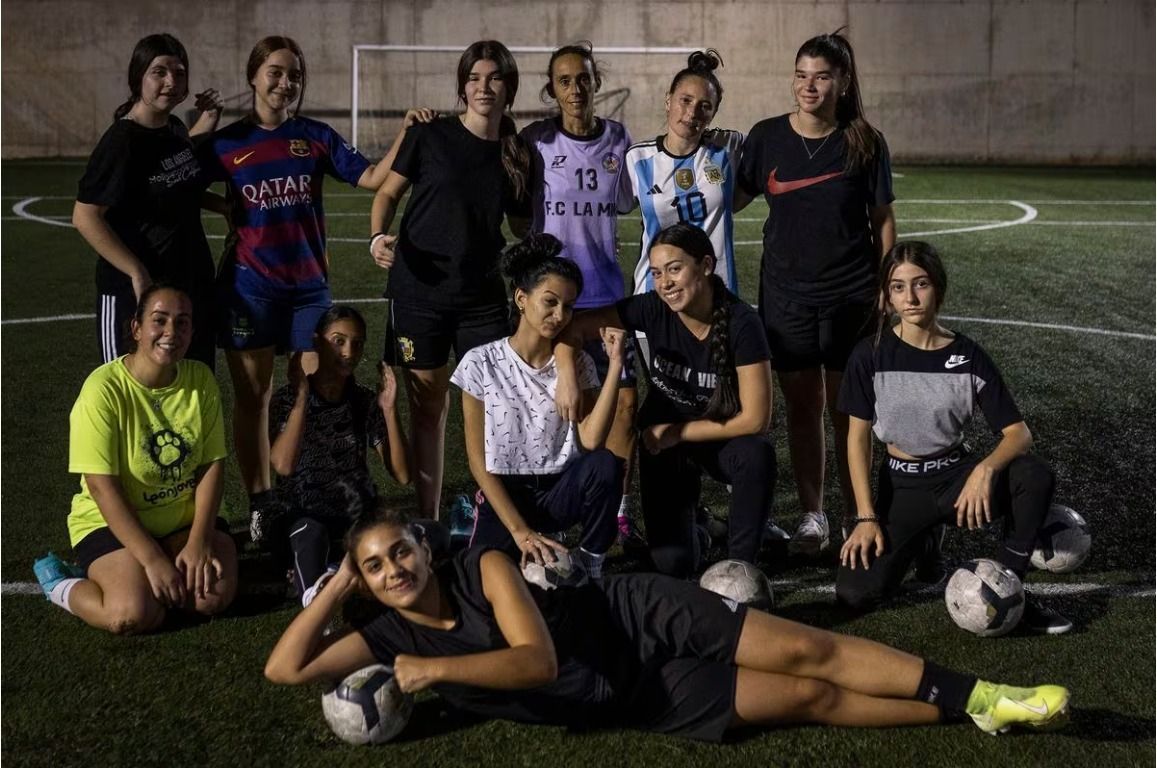 Nace el primer club con futbolistas gitanas federado: el equipo de fútbol femenino del CF Tramontana en el barrio de la Mina en Barcelona. Un proyecto que deshace estigmas , rompe barreras culturales y crea oportunidades.