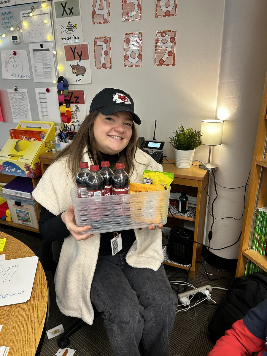 BrookridgeSMSD's tweet photo. We are so excited to celebrate our first year teachers on their 100th day!! #100daysofteaching #weshinekidsshine
@thesmsdhr https://t.co/0uImPvYgYm