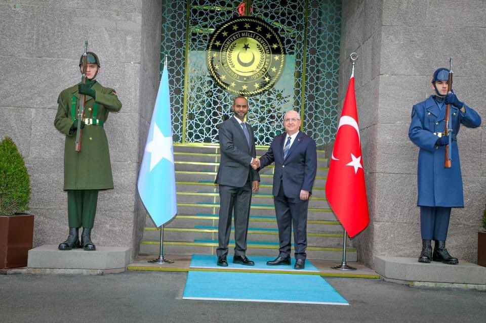 MA_Yusuf_'s tweet image. Somalia signed a defense pact with the brotherly Turkish Goverment. 🇹🇷🤝🇸🇴💪.

Send this to the leader of Oromumuna #Abiy to keep up the misery⚠️
#Somalia #Turkey #defense