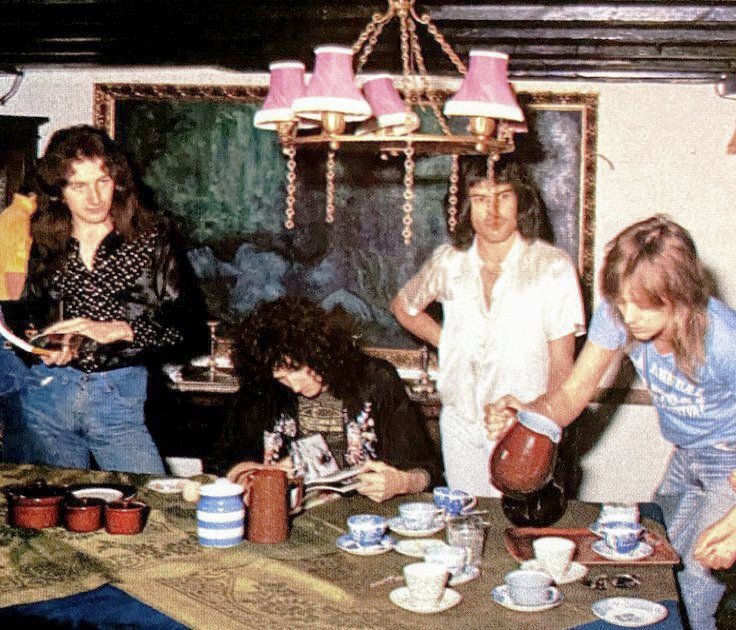 amortencja333's tweet photo. pov: you’re hanging out with queen members https://t.co/pfdEoGgomJ