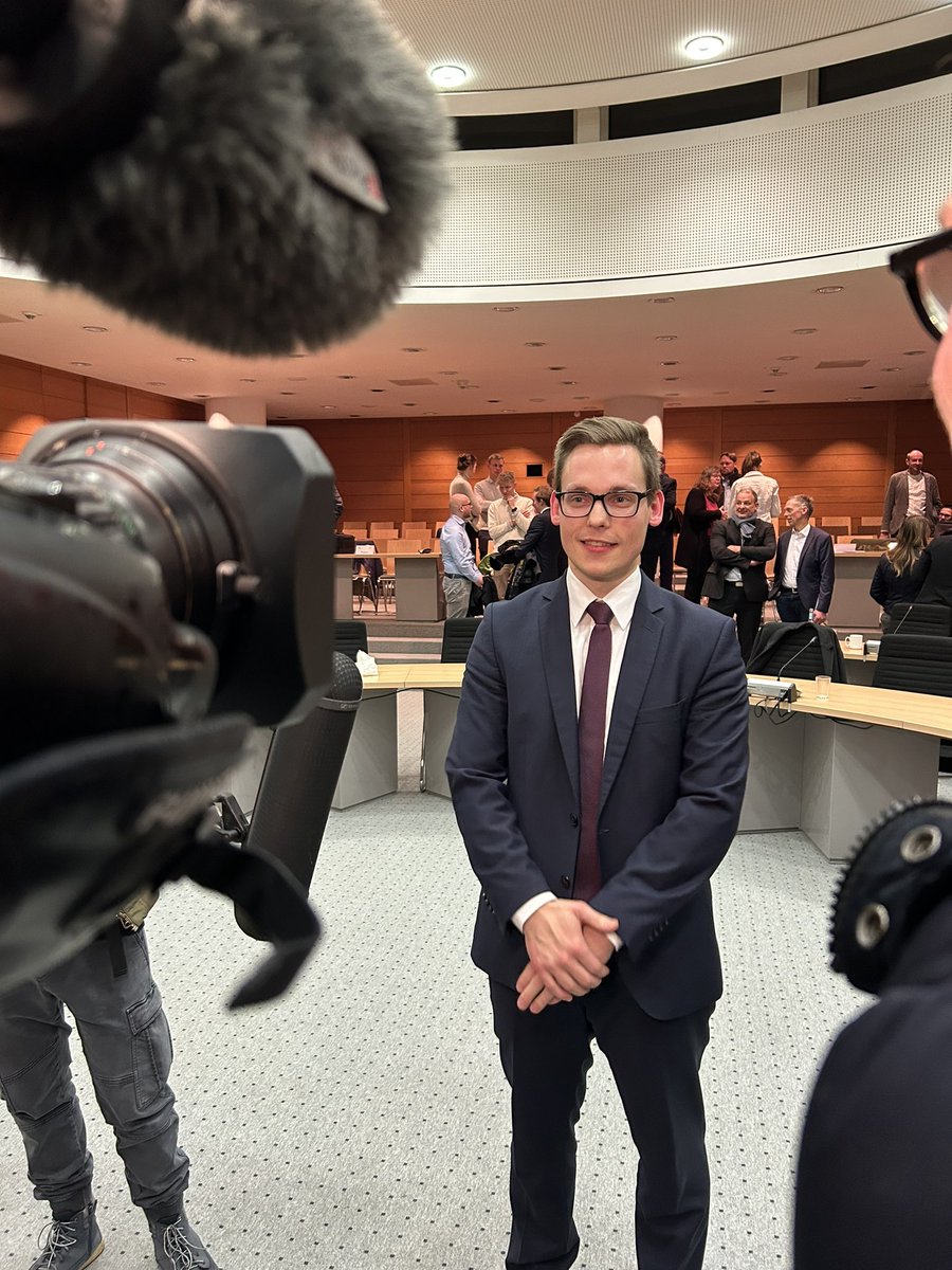 hhdania's tweet photo. Vor der Wahl versus ➡️ danach. Neuer Landrat im Kreis #Dithmarschen ist Thorben Schütt. „Die letzten Tage waren für alle nicht einfach“, sagt der 33-Jährige, nach Diskussionen um die 6 Stimmen der AfD. Stefan Mohrdieck (re) hatte sich i. seiner Rede von der Partei distanziert. https://t.co/VCvoHm9EBb