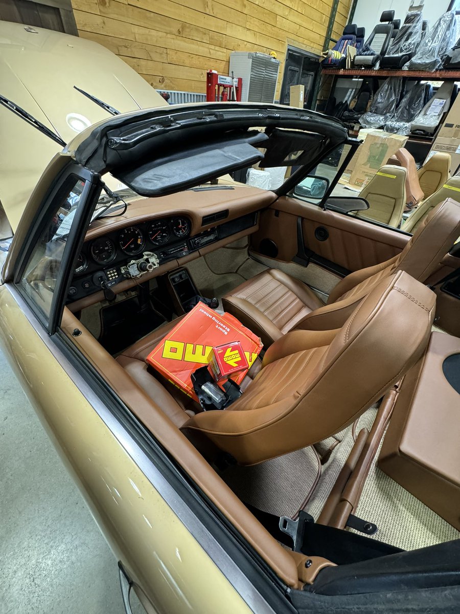 New interior installed on this 911 this week.

Buttery smooth 😮‍💨