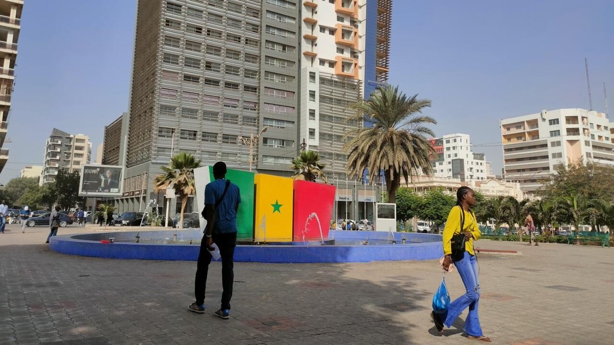 À Dakar, les Sénégalais entre résignation et colère après le report de la présidentielle f24.my/A7Iq.x