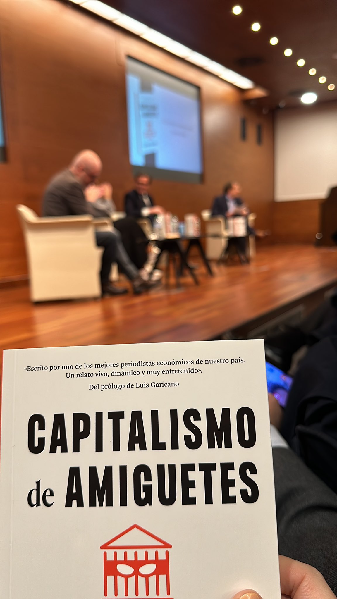 Carlos Sánchez on X: En breve la presentación de Capitalismo de Amiguetes.  Gracias a @UnaiSordo @agaramendil y @AngelsBarcelo por participar. Tras la  presentación estaré firmando ejemplares! / X