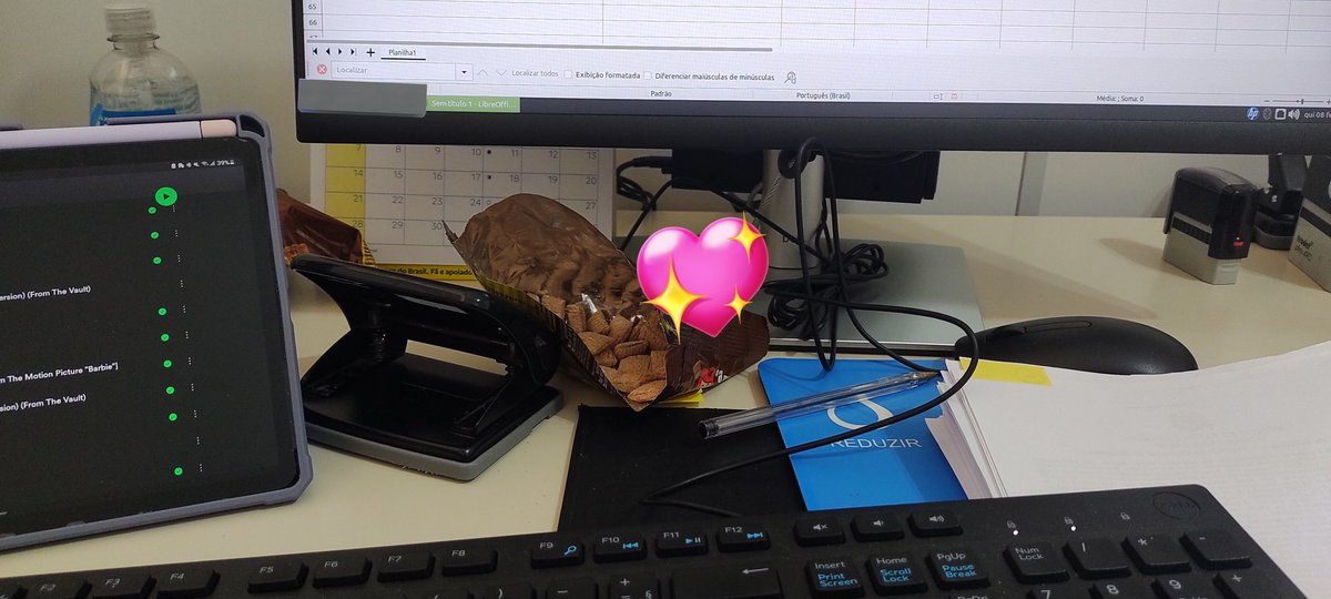 studybarb's tweet image. não tô estudando mas tô ajudando minha mãe no trabalho ;)