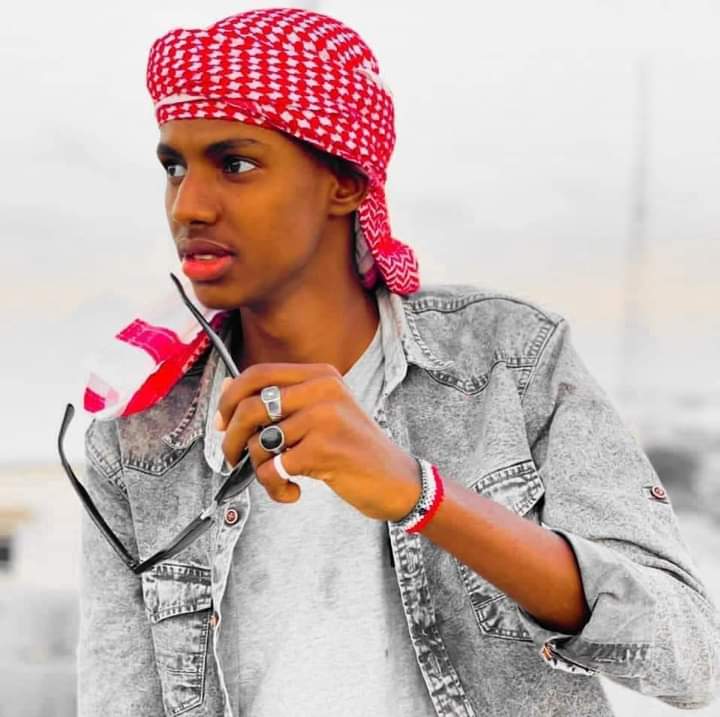 ahmedmohamudja's tweet image. Wiilkan dhalinyarada ah wadnaha ayaa joogsadey / Istaagey galabnimadii maanta isagoo ciyaaraya kubad waana uu dhintey. 

Magaciisa ayaa la iigu sheegey Cumar Cabdimajiid Sheikh Cumar.

Arintan ayaa ka dhacdey D/Kaxda . 

Aan u wada duceyno walaalayaal.