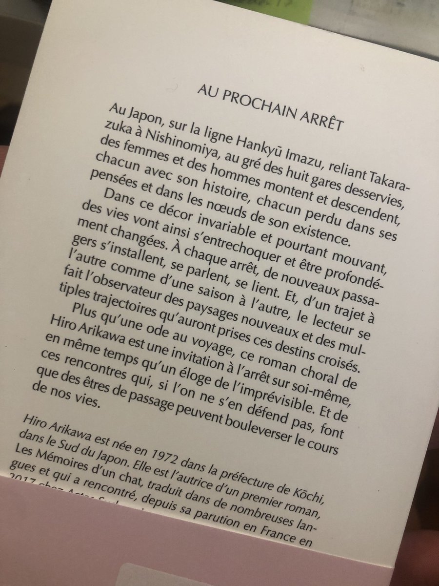 courlispenseur's tweet photo. Quand l’une de tes collègues t’offre un bouquin qui ne peut pas mieux correspondre à ta vie ☺️ #Trains #breveDeVie #TranchesDeVie #Arrets https://t.co/x38l0QwGan