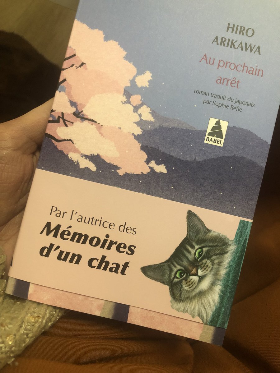 courlispenseur's tweet photo. Quand l’une de tes collègues t’offre un bouquin qui ne peut pas mieux correspondre à ta vie ☺️ #Trains #breveDeVie #TranchesDeVie #Arrets https://t.co/x38l0QwGan
